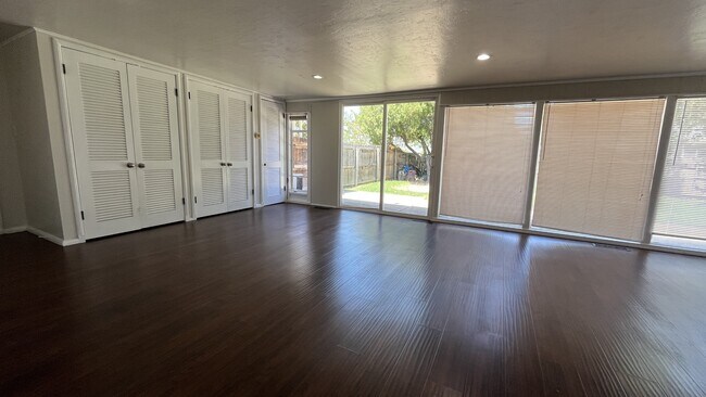 Building Photo - 2153 Huntleigh Dr