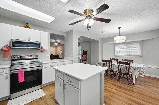 Building Photo - 636 Capricorn St