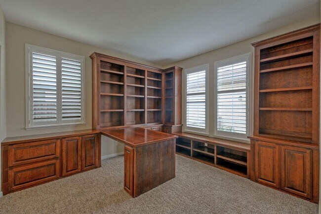 Building Photo - 4 Bedroom, 3 Bath - 3 Car Garage - Gorgeous!!!