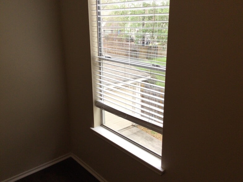 Building Photo - 2218 Laurel Oaks Dr