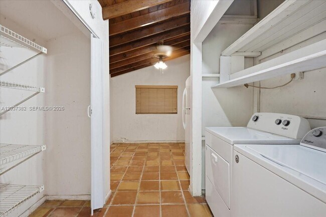 Building Photo - 2550 Trapp Ave