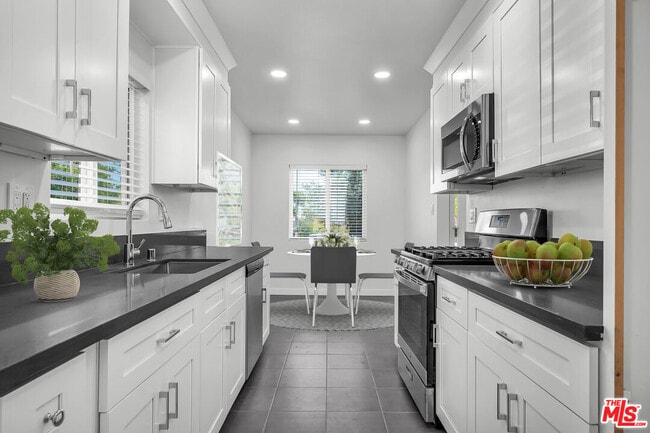 Building Photo - 1105 W 134th St
