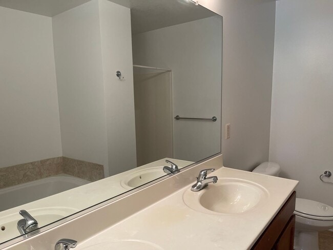 Building Photo - Beautiful Norfolk Waterfront Condo!