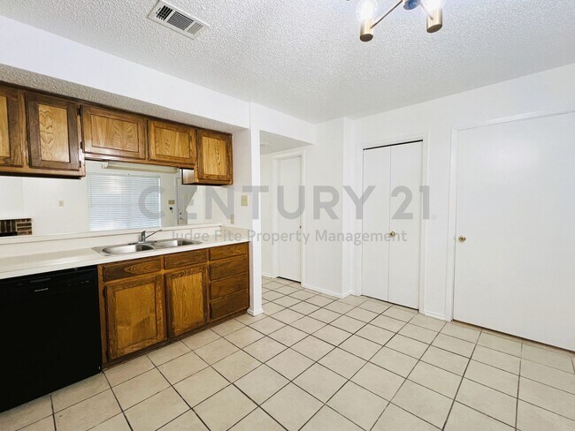 Building Photo - 929 W Hickory St