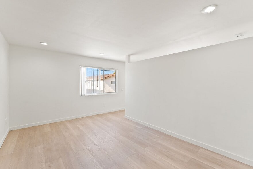 Building Photo - 994 Valencia St