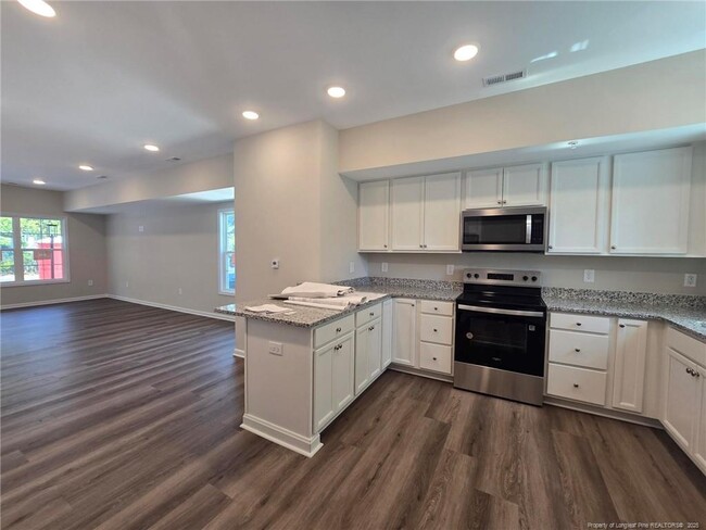 Building Photo - 1511 Fort Bragg Rd