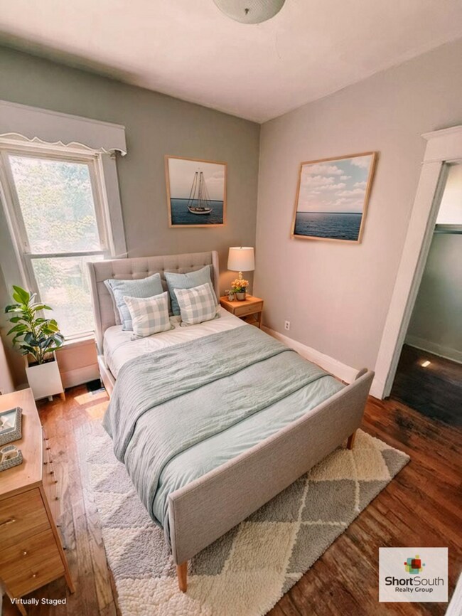 Building Photo - Updated 3 bed 1 bath main floor apartment