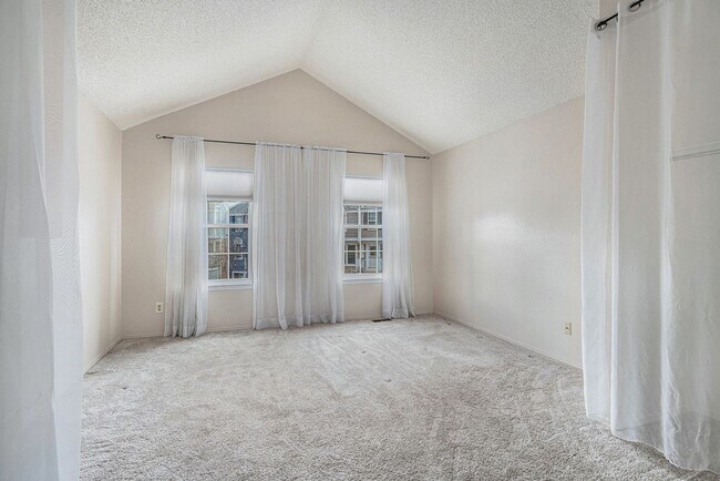 Building Photo - 3 Bedroom 2 Bathroom End Unit Townhome!