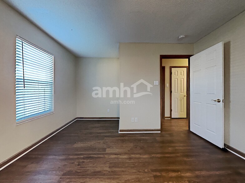 Building Photo - 2303 Sir Edward Ln