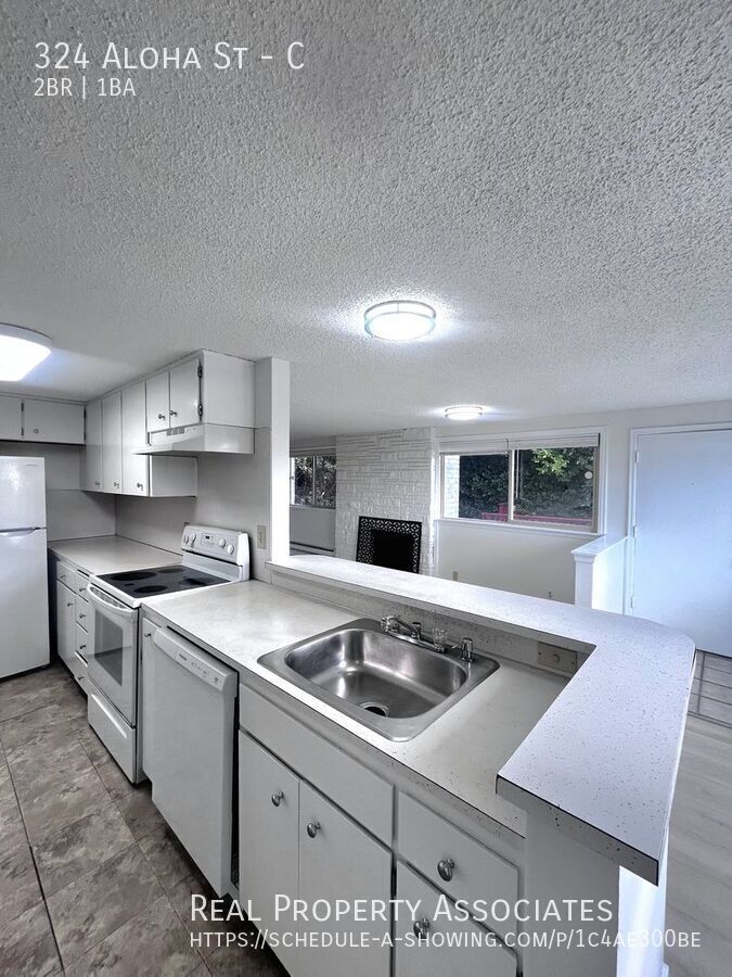 Building Photo - 324 Aloha St