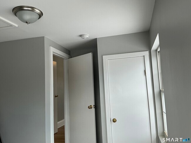 Building Photo - 160 S Main St