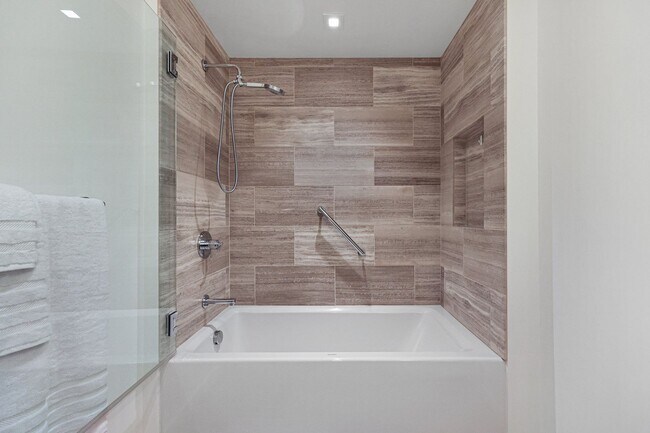 Building Photo - First Month's Rent FREE! Stunning East facing Pearl District condo located in The Vista Condomini...