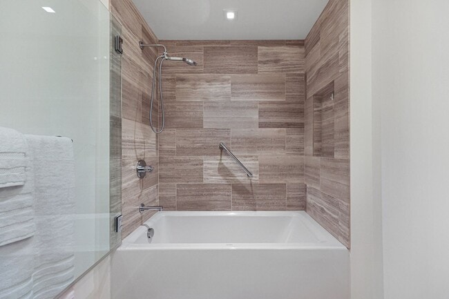 Building Photo - Stunning East facing Pearl District condo ...