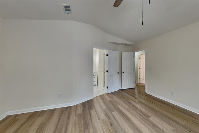 Building Photo - 1110 Lake Dr