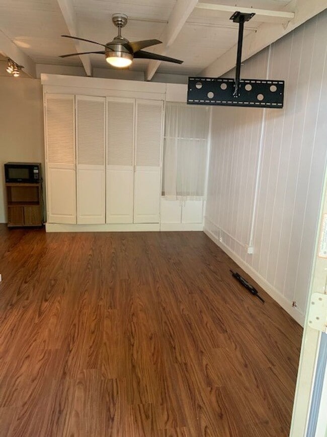 Building Photo - Waikiki Studio Unit - Electric, Water & Sewer included - Avail now!