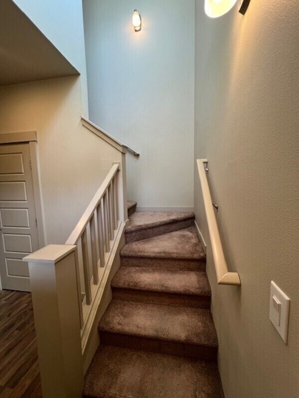 Building Photo - 2200 Greenview Cir