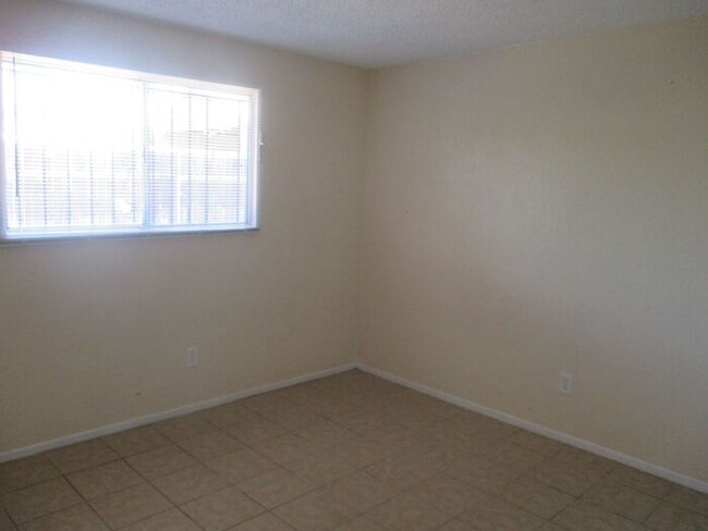 Building Photo - Central!! CORNER UNIT!! 2 Bed / 1 Bath wit...