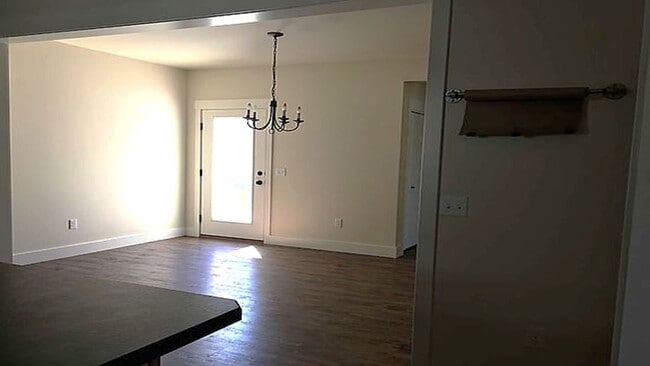 Building Photo - 4 bedroom, 3 bath home in Josephine Crossing