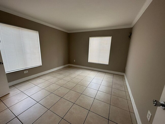 Building Photo - 1830 Maravilla Ave