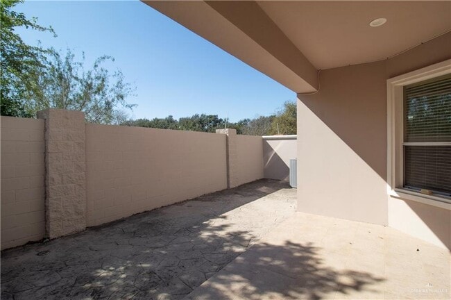 Building Photo - 15 Ulex Ave