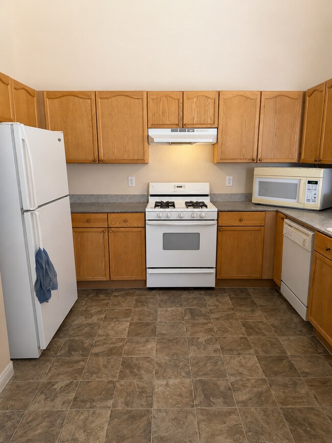Building Photo - Immaculate Gated 3 bed 2 bath