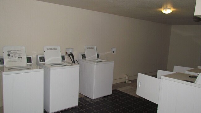 Building Photo - Available June 21!!