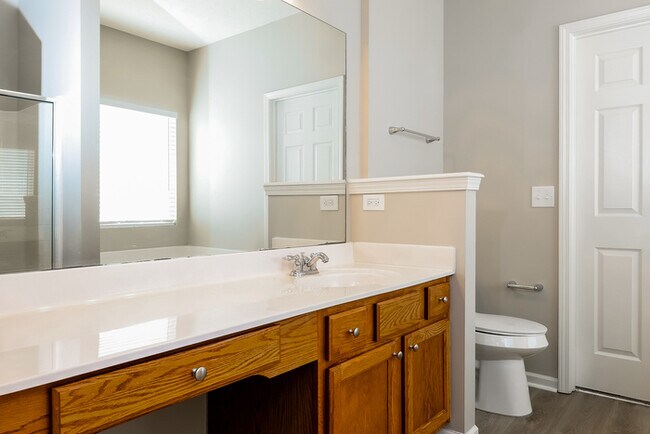Building Photo - Spacious 4-Bedroom Hendersonville Home