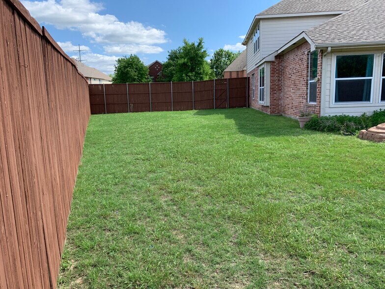 Large L-shape backyard - 4305 Orchard Gate Ln