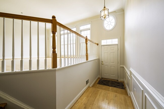 Building Photo - Tower Oaks First-Time Townhome in Rockville is Move-in Ready!
