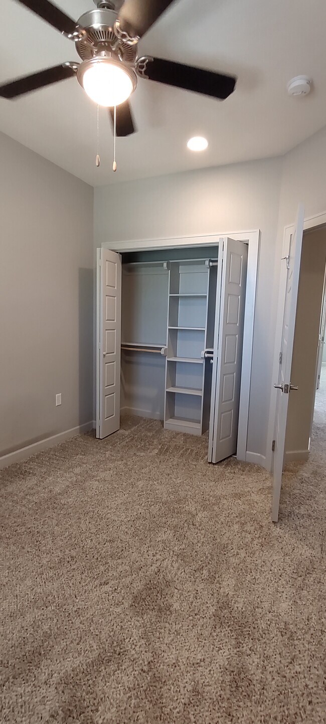 Building Photo - 15881 Valley View Dr