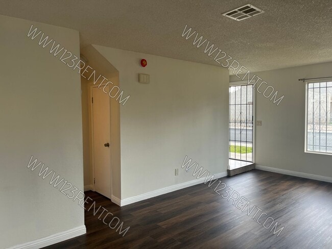 Building Photo - 2BD/1.5BTH TOWNHOUSE WEST LANCASTER