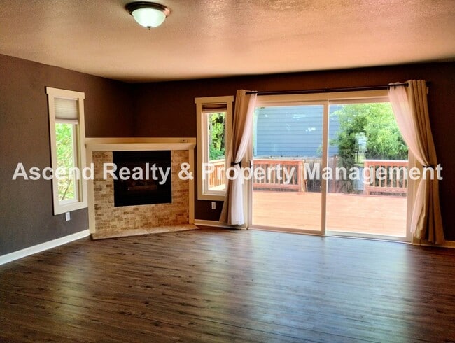 Building Photo - *Price Drop & Move In Special* One Level O...
