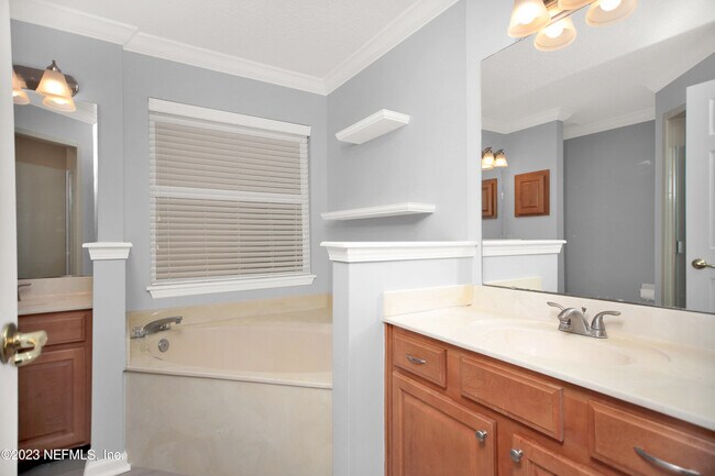 Building Photo - 757 MacKenzie Cir