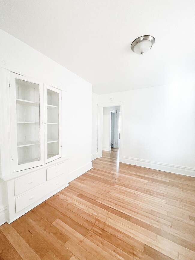 Building Photo - 406 Kingsboro St