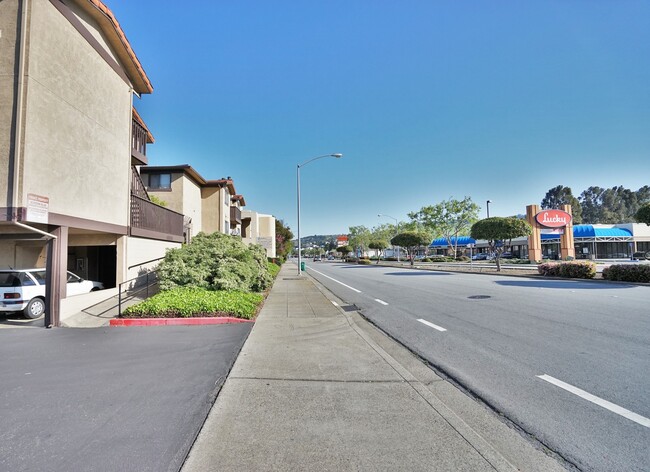 Building Photo - Renovated 2 Bedroom 1 Bath Condo w/ Balcony! -- Available Now !!!