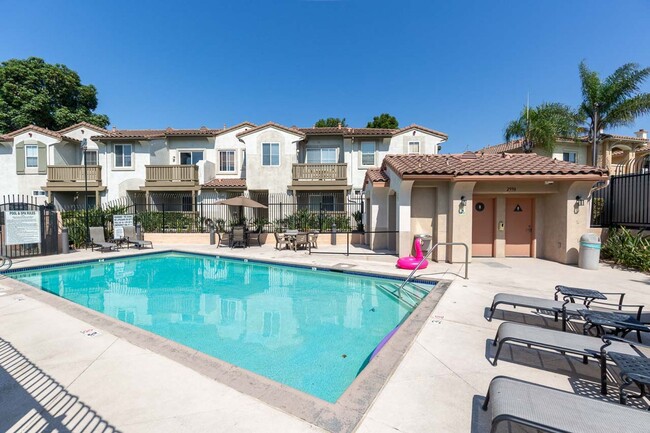 Building Photo - 3 Bed, 2 Bath Townhome in Carlsbad