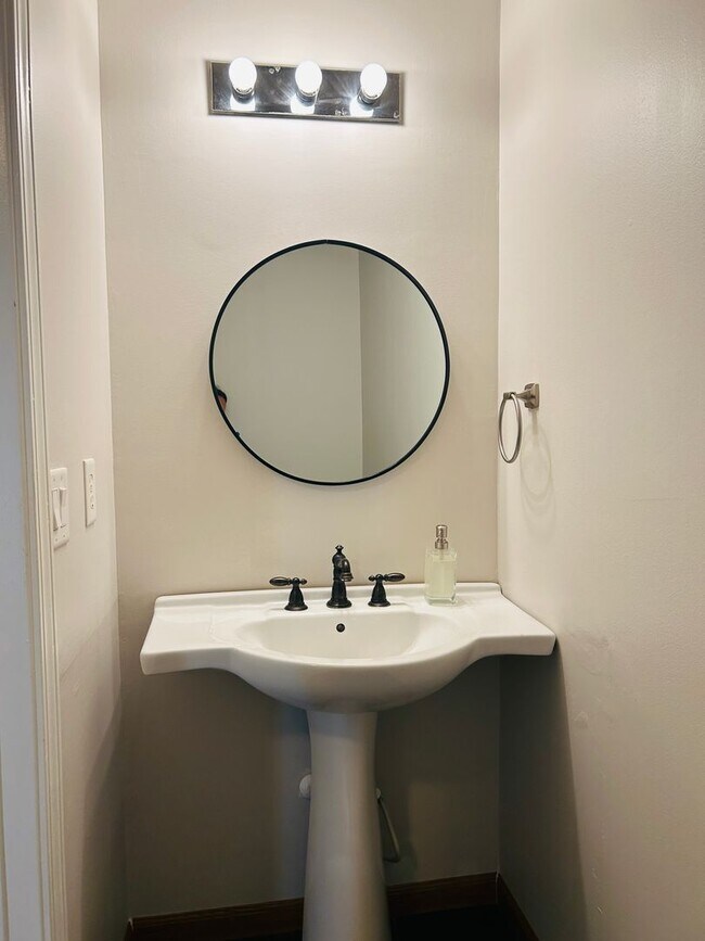 Building Photo - Beautiful 4 bedroom, 2.5 bathroom home in ...