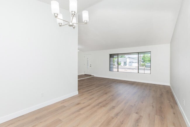 Building Photo - 2607 E Larkspur Dr