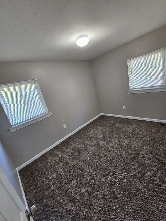 Building Photo - 3-Bedroom Ranch, Nice Kitchen, Good Sized Bedrooms, Double Wide Driveway, Big Backyard. Move In R...
