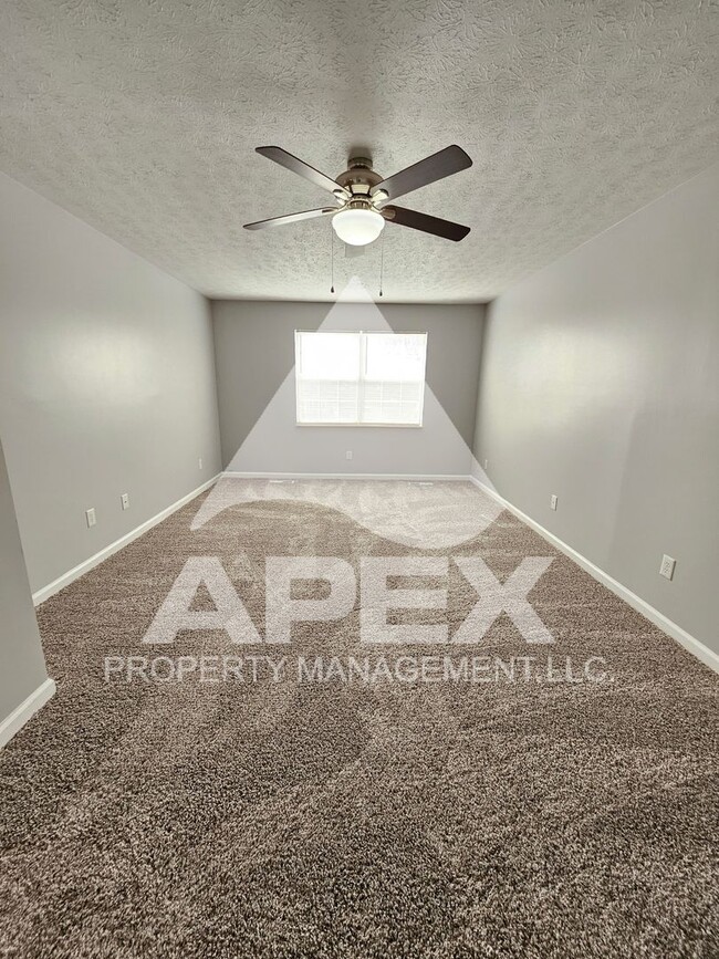 Building Photo - **MOVE-IN SPECIAL** 1/2 off 1st month! Bea...