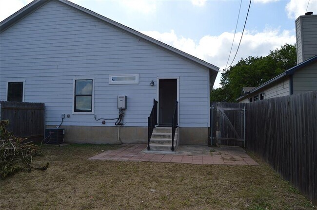 Building Photo - 9404 Menchaca Rd