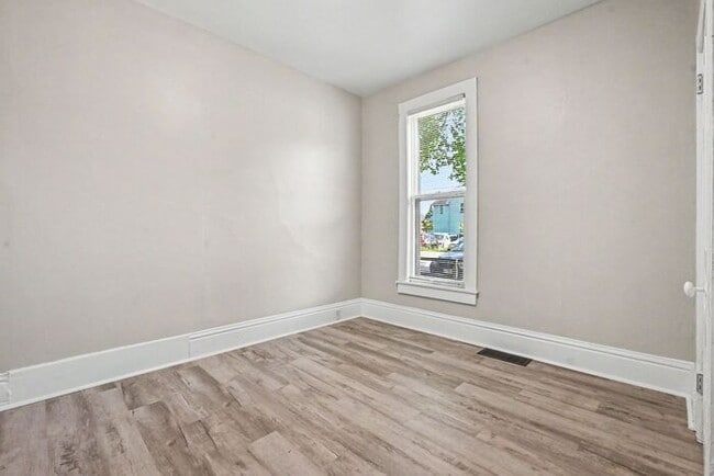 Building Photo - Charming 1-Bed/1-Bath Apartment – Newly Renovated!