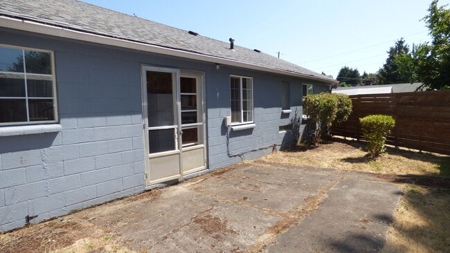 Building Photo - 2 bedroom 1 bathroom Home