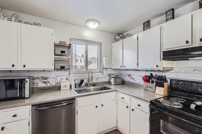 Building Photo - 10968 Jay St