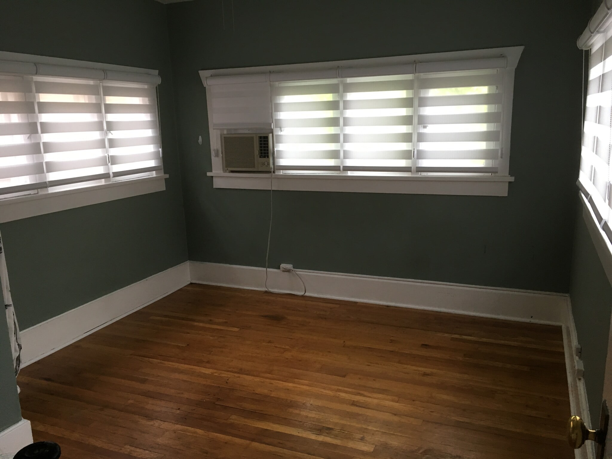 The larger bedroom. - 945 Washington St