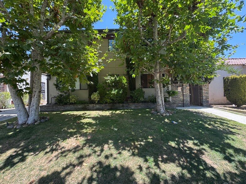 Building Photo - 828 N Martel Ave