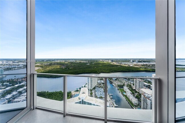 Building Photo - 15701 Collins Ave