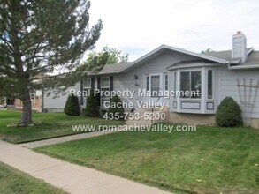 Building Photo - A Pet Friendly 4 Bed, 3 Bath House in Nort...