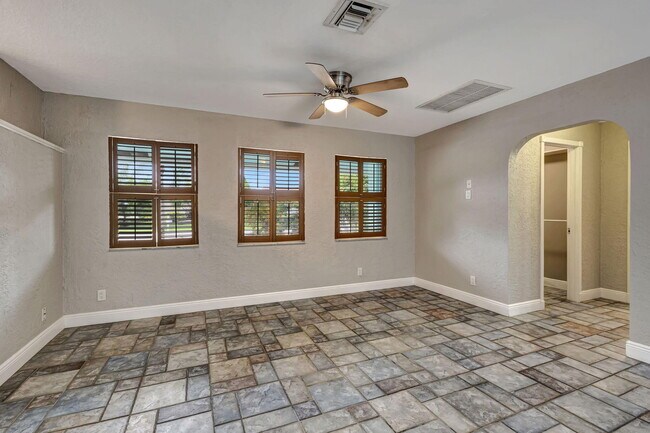 Building Photo - 1402 Cormorant Rd