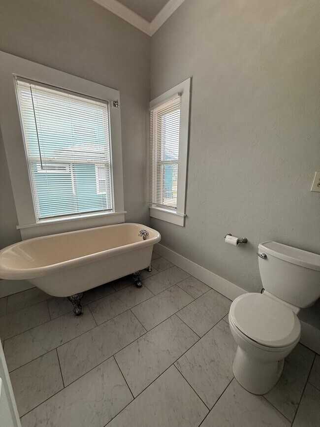 Building Photo - Spacious 3 Bed Near Downtown & OU Health + W/D Included & Driveway Parking